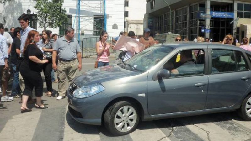 Cesanteados y becados de salud, bloquean el centro