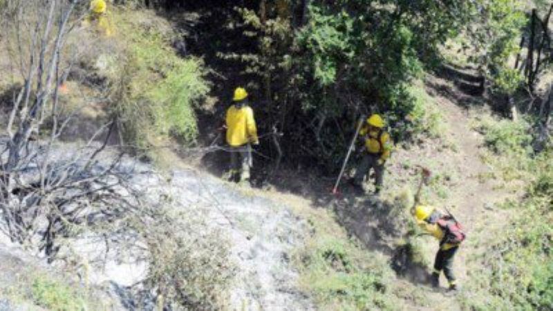 Incansable tarea de los brigadistas catamarqueños en Chubut