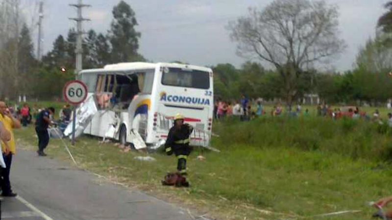 Colectivo de empresa Aconquija chocó en Tucumán