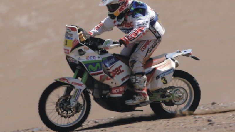 Motociclista chileno se entrena en las dunas de Tatón