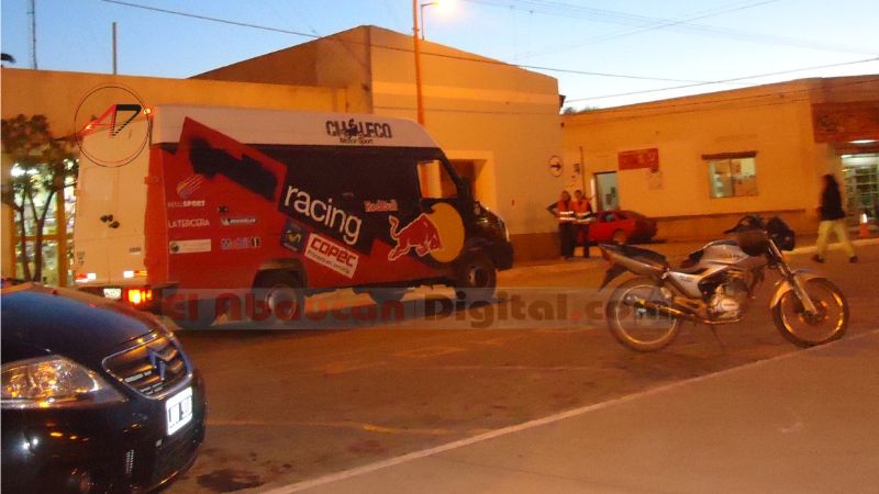 Motociclista chileno se entrena en las dunas de Tatón