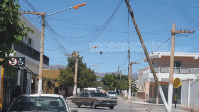 Volvió el malestar a Fiambalá por poste a punto de caer