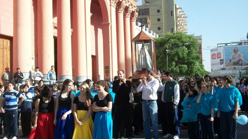 Colorida marcha en la visita de la Virgen al Colegio del Carmen