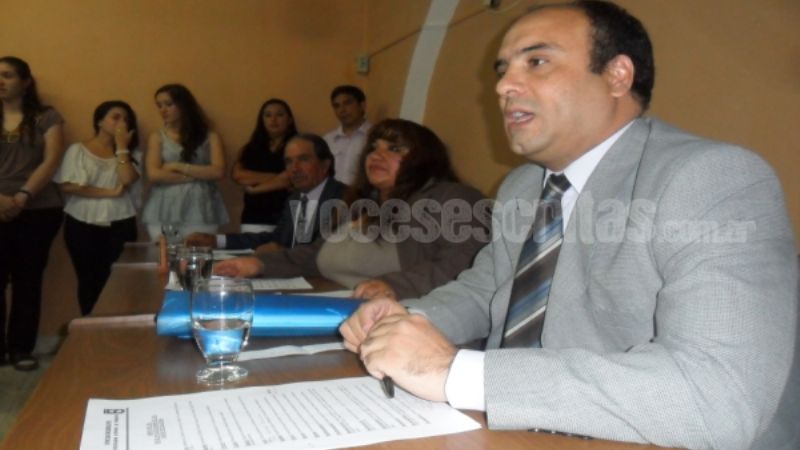 Concejales radicales le sueltan la mano a Simón Quintar