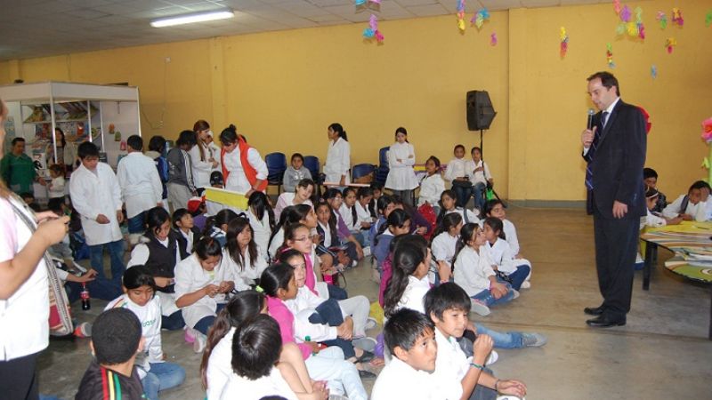 Mera compartió una mañana de juegos con niños en el espacio infantil