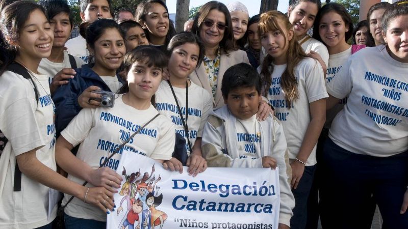 La Gobernadora despidió a chicos que participarán de Congreso Mundial de la Infancia