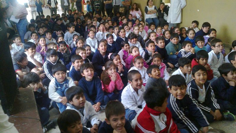 Alegre jornada vivieron los niños con el Dr. Muelitas y los títeres