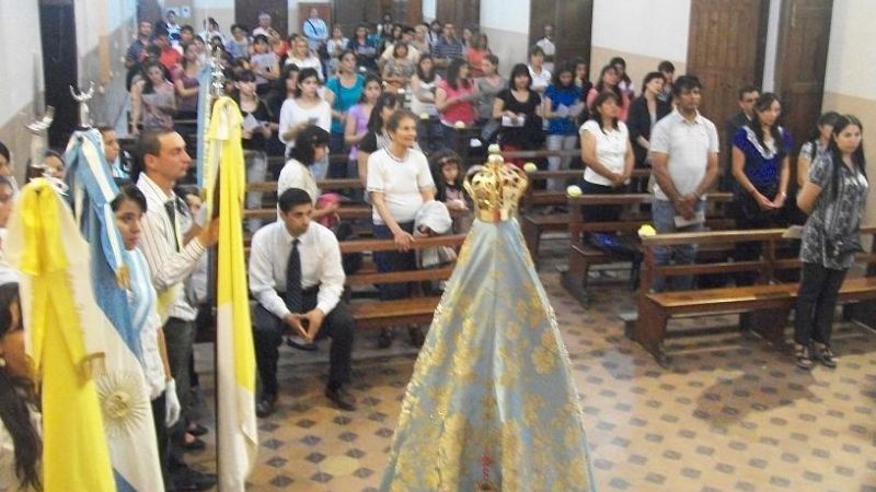 Los Institutos San Pío X y Fray M. Esquiú recibieron y peregrinaron con la Virgen