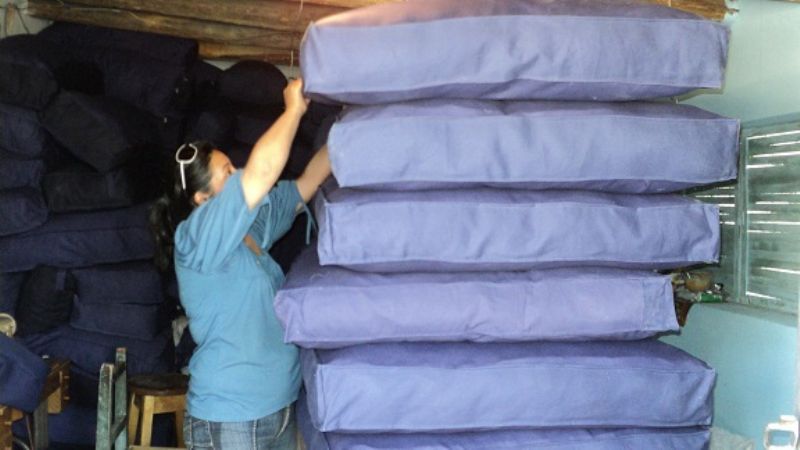 Una cooperativa ya tiene listo cien colchones para la cárcel de Miraflores