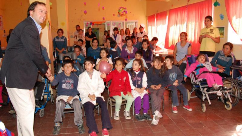 Mera visitó varias escuelas en la semana de la educación especial 