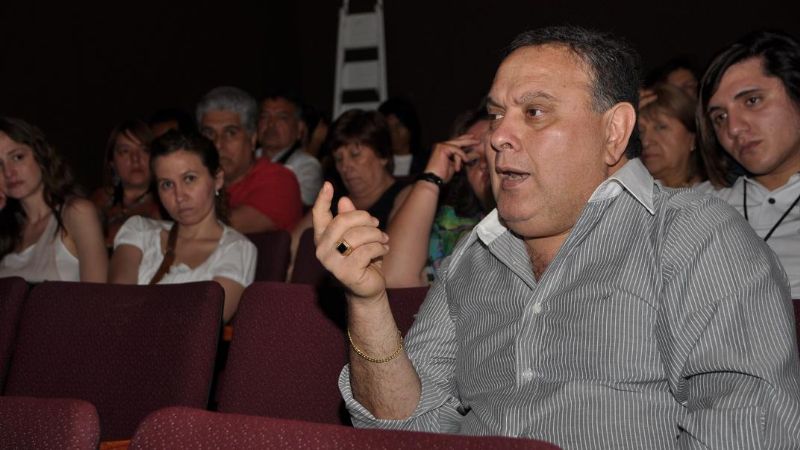 Mera se reunió con escritores en la Feria del Libro