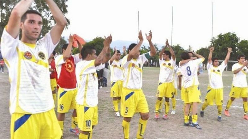 Policial recibe a Peñarol de San Juan, en el Bicentenario