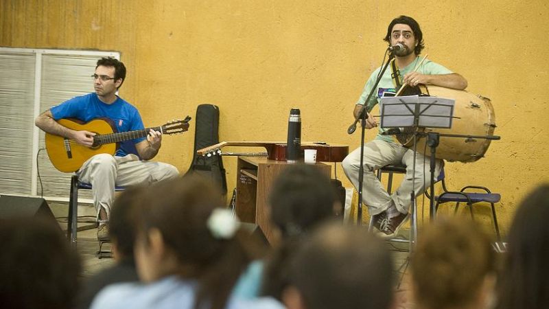 Diego Marioni transportó a chicos y grandes por un mágico viaje al folclore argentino