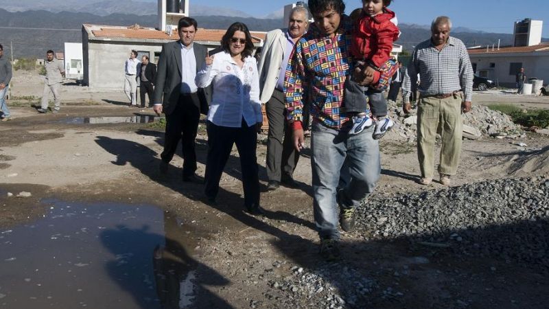 La gobernadora inauguró obras, entregó viviendas y recorrió barrios