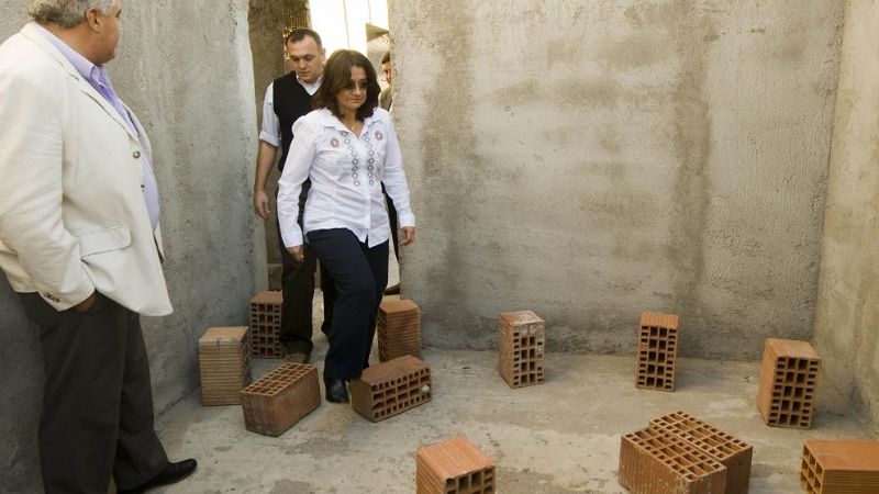 La gobernadora inauguró obras, entregó viviendas y recorrió barrios