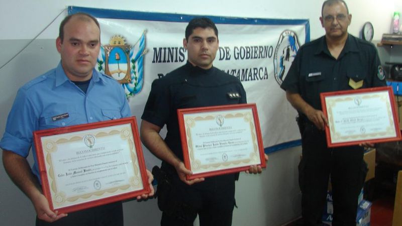 Reconocen a tres policías que salvaron la vida de un hombre