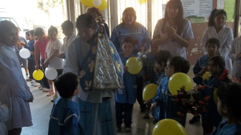 Fervoroso recibimiento a la Virgen del Valle en la escuela N° 28