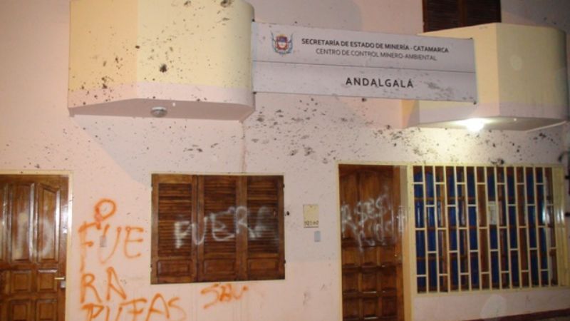 Ataque de antimineros a policías en el Centro de Control Ambiental de Andalgalá