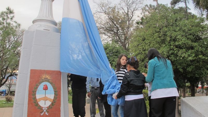 Alumnos de escuelas especiales participaron del izamiento de la Bandera