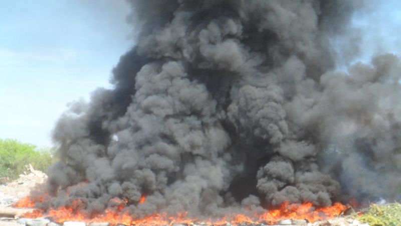 Gigantesca nube de humo por quema de neumáticos en el Río del Valle