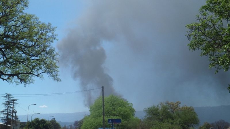Gigantesca nube de humo por quema de neumáticos en el Río del Valle