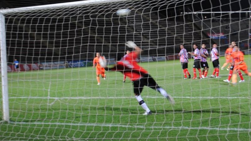 San Lorenzo no pudo con Peñarol ni el referí Chade