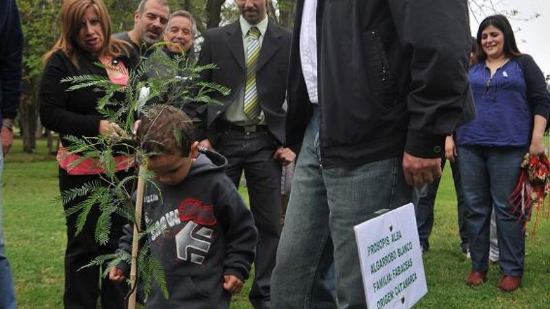 Mera junto a jóvenes catamarqueños homenajearon a Perón 