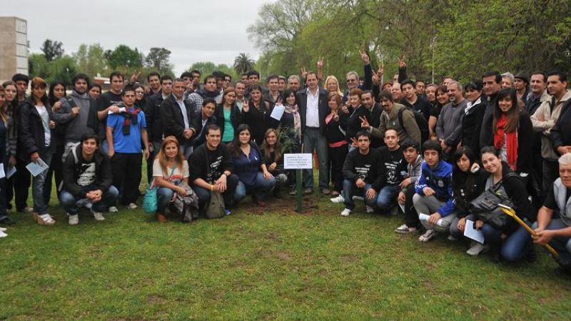 Mera junto a jóvenes catamarqueños homenajearon a Perón 
