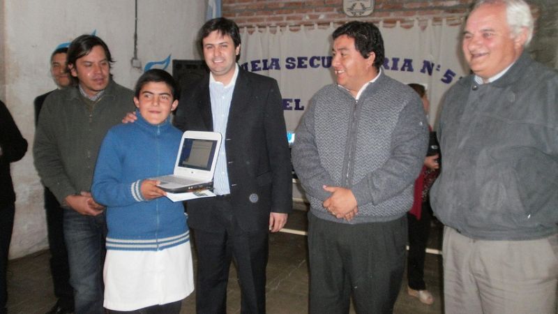 Entregaron 156 netbooks en la Villa El Alto
