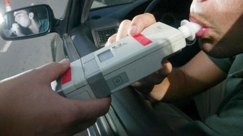 Detienen a conductor peligroso y le secuestran el auto