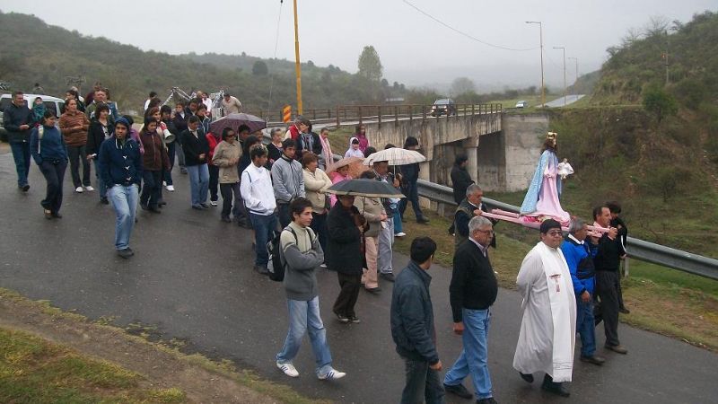 Fieles caminaron 5 kilómetros bajo la lluvia junto a su Santa Patrona