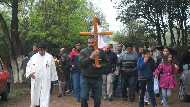 Fieles caminaron 5 kilómetros bajo la lluvia junto a su Santa Patrona