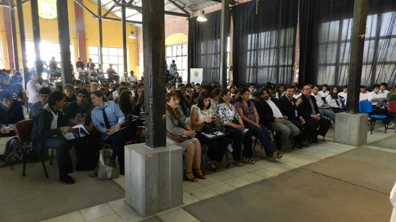 Destacada participación de alumnos en la charla por el voto a los 16