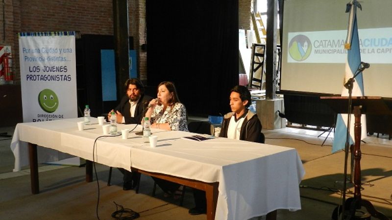 Destacada participación de alumnos en la charla por el voto a los 16