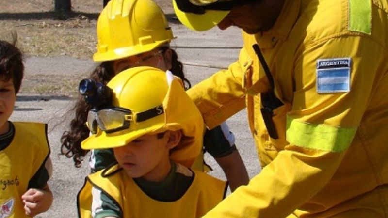 Jornada de juegos y actividades para niños sobre incendio forestales