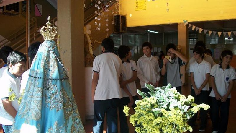 La Virgen en el Centro de Rehabilitación, el Registro Civil y escuela Jorge Newbery