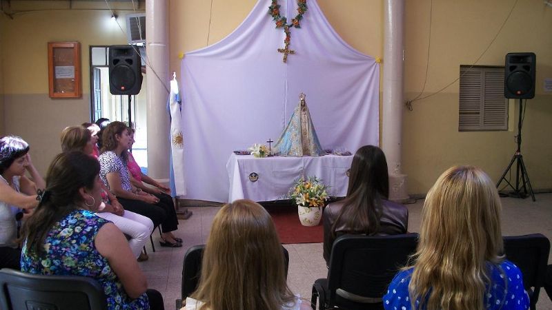 La Virgen en el Centro de Rehabilitación, el Registro Civil y escuela Jorge Newbery