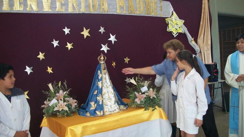 Emotiva bienvenida de la Virgen en la escuela del barrio 9 de Julio