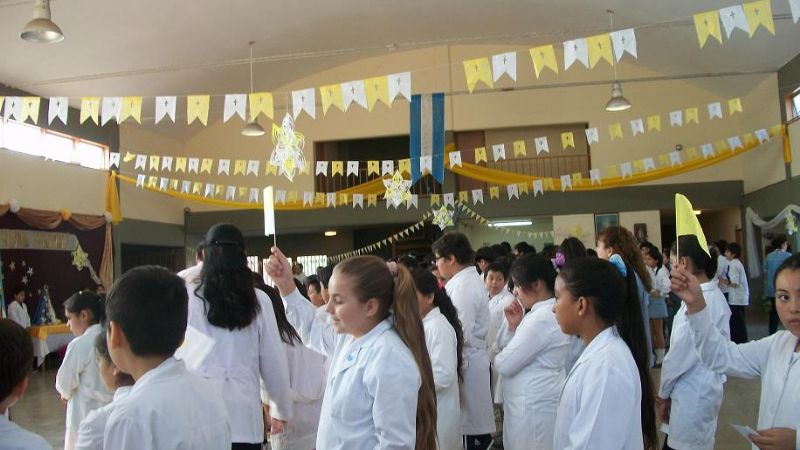 Emotiva bienvenida de la Virgen en la escuela del barrio 9 de Julio