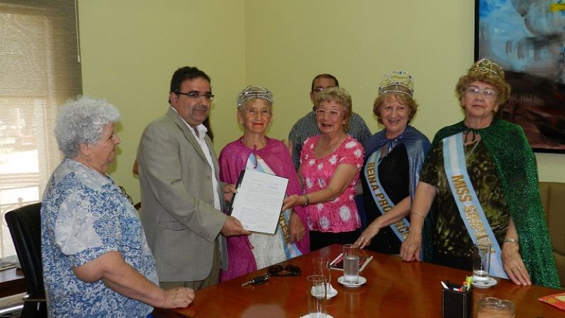 Visita de las reinas de la 3ª edad al Palacio Municipal