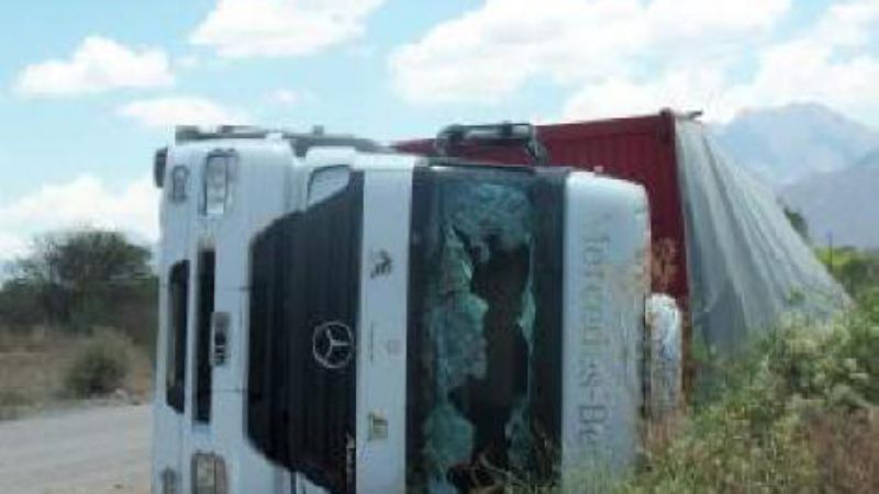 Volcó un camión cargado de gaseosas 