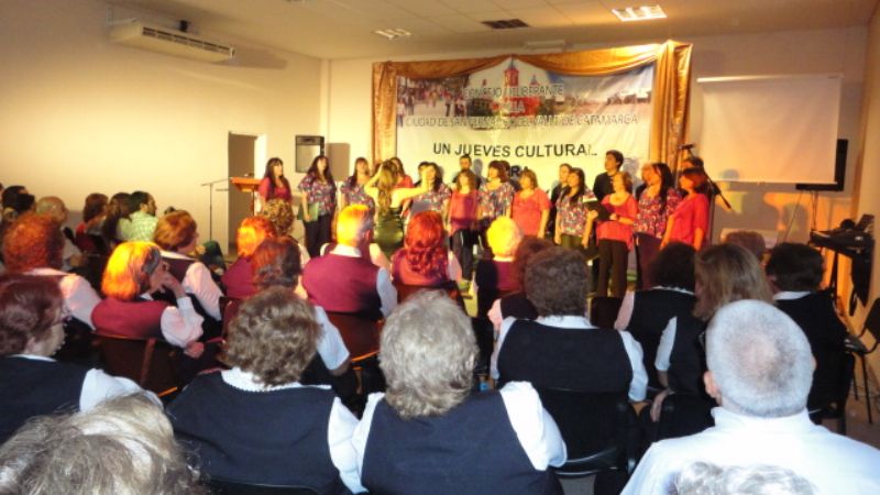 El CD se llenó música con la presencia de importantes coros