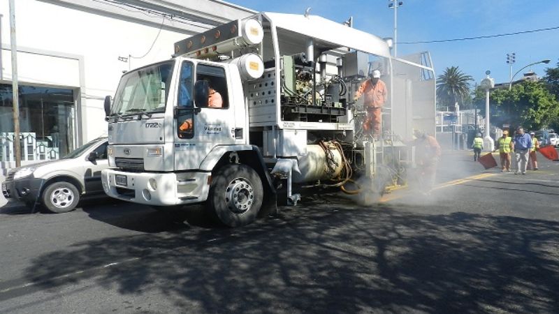 Obras de señalización horizontal sobre avenida Hipólito Yrigoyen