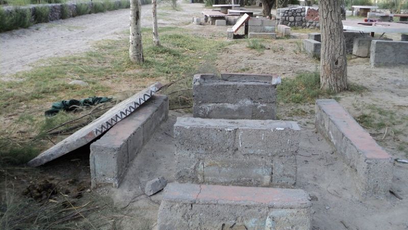 Inadaptados destruyeron mesas en la costanera  