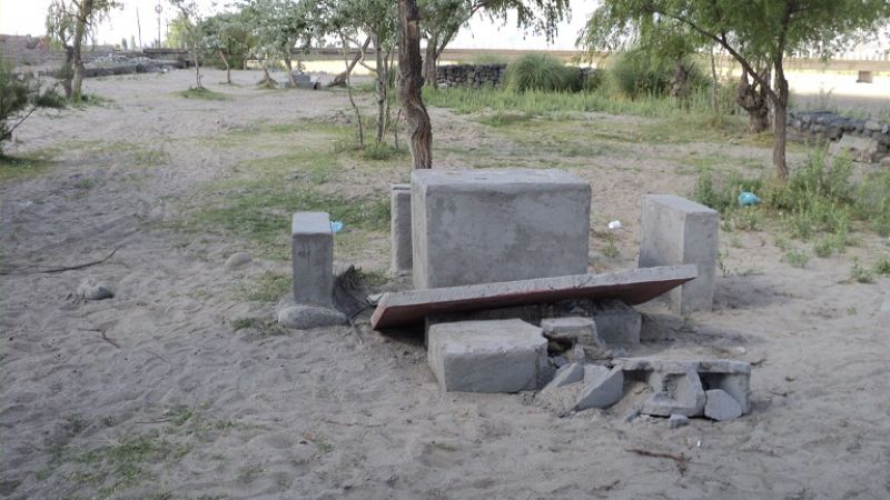 Inadaptados destruyeron mesas en la costanera  