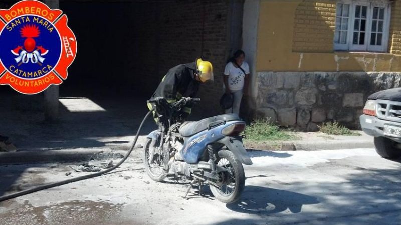 Se incendió una moto en pleno centro y tuvieron que actuar los bomberos