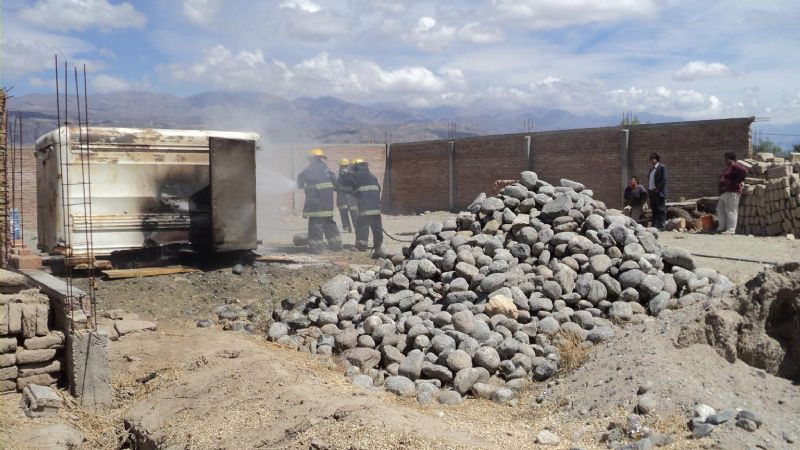 Quiso correr las avispas y se le incendió una carrocería