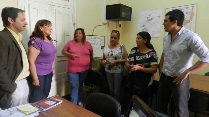 Entrega de carnés sanitarios a integrantes de comedores municipales   