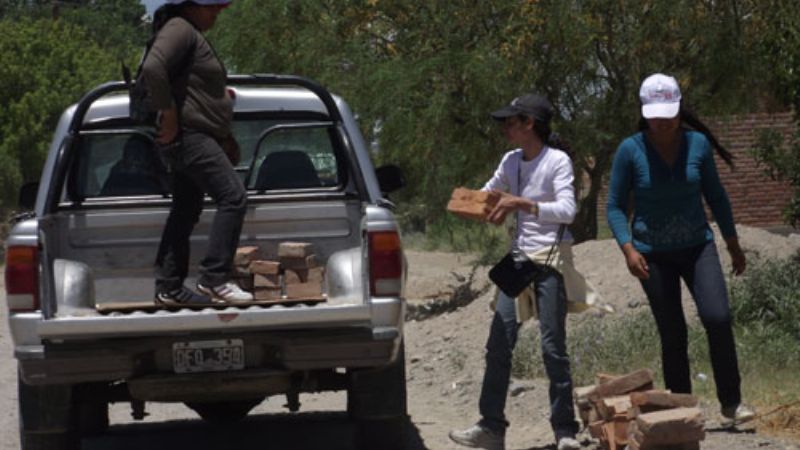 Vecinos juntan materiales para construir una escuela
