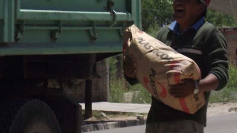 Vecinos juntan materiales para construir una escuela